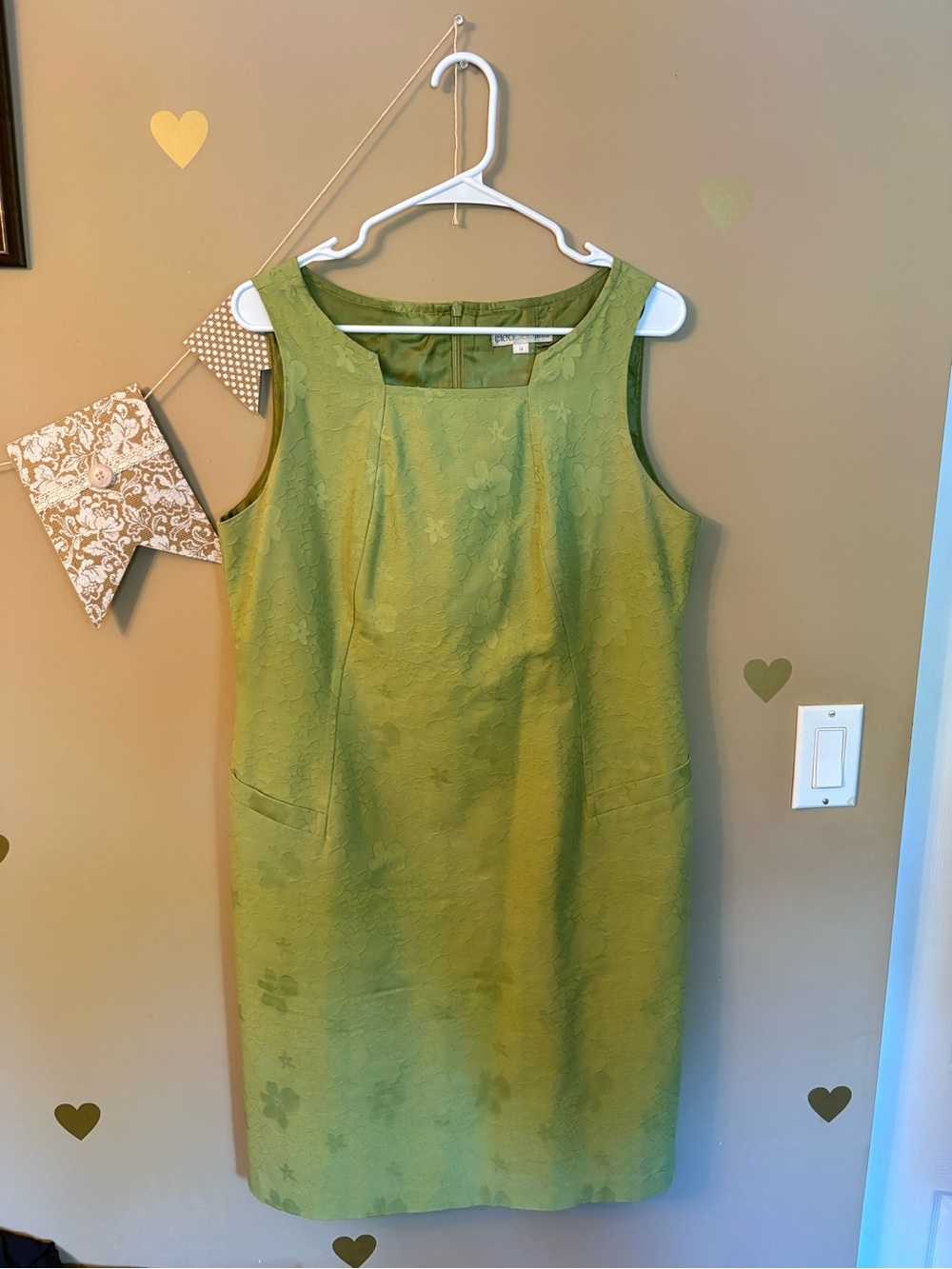 Cleo Green Floral Textured Sleeveless Shift Dress - Picture 2 of 11